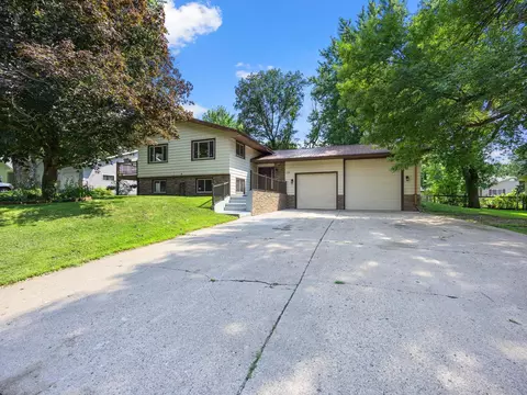 135 Knollwood St W, Annandale, MN 55302