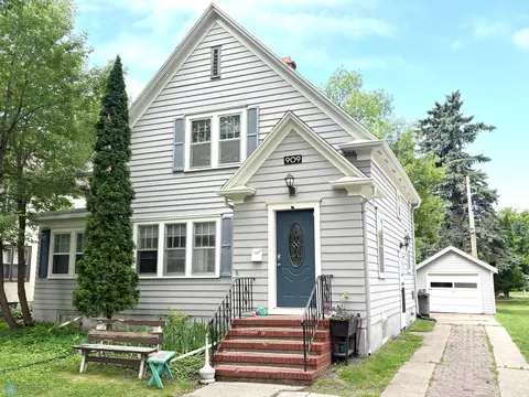 909 5th St S, Moorhead, MN 56560