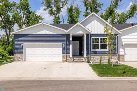 5811 41st St S, Fargo, ND 58104