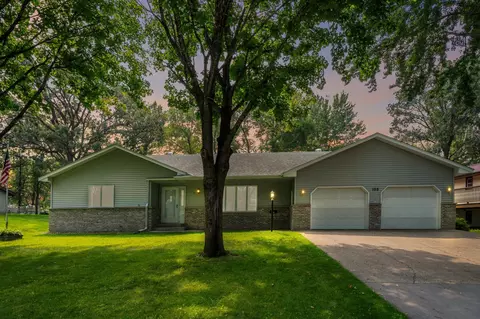 105 Knollwood St W, Annandale, MN 55302