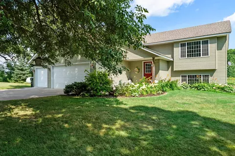 13767 Dahl Rd, Hinckley, MN 55037