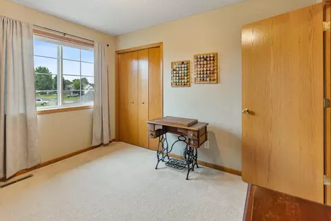 Bedroom - 1514 Sun Bird Ln, Faribault, MN 55021 photo 5 of 10