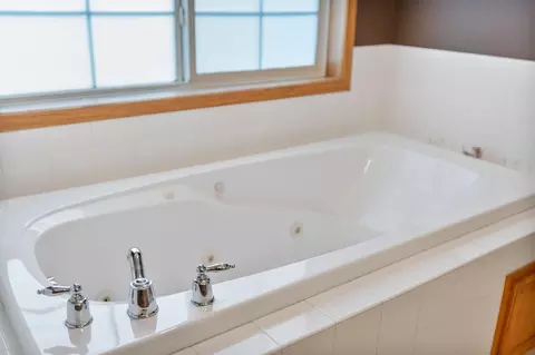 Bath - 1514 Sun Bird Ln, Faribault, MN 55021 photo 2 of 4