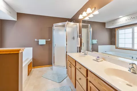 Bath - 1514 Sun Bird Ln, Faribault, MN 55021 photo 1 of 4