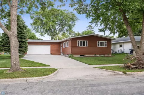 2208 10th St S, Fargo, ND 58103