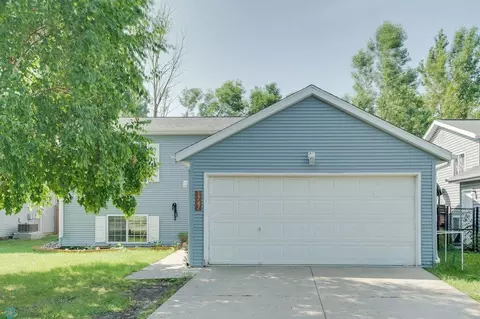 1747 Huntington Dr, West Fargo, ND 58078