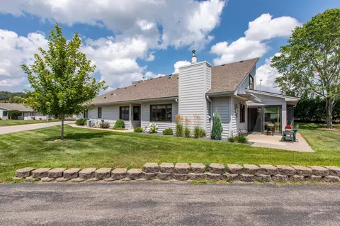 1704 Lakeview Dr SW, Rochester, MN 55902