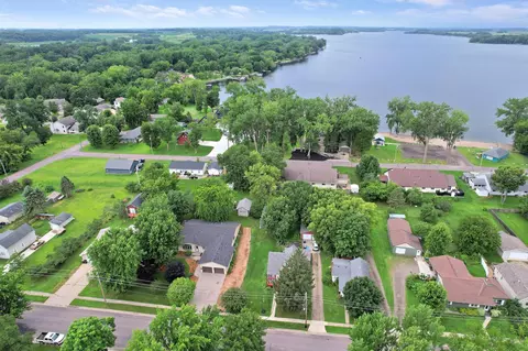 617 1st St N, Waterville, MN 56096