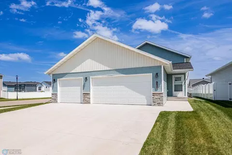 7304 27th St S, Fargo, ND 58104