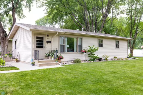 2926 Edgewood Dr N, Fargo, ND 58102