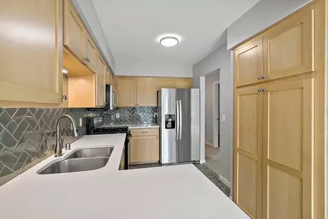 Kitchen - 4693 Ridge Cliff Dr, Eagan, MN 55122 photo 2 of 5