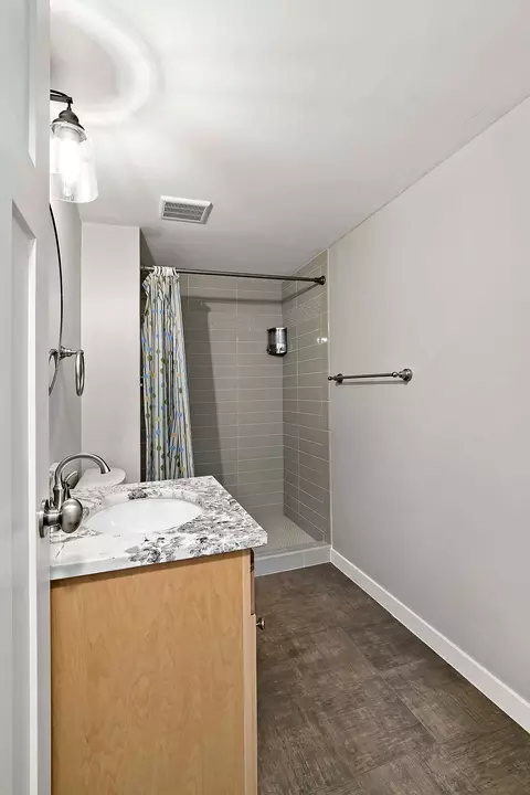 Bath - 4693 Ridge Cliff Dr, Eagan, MN 55122 photo 4 of 5