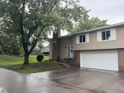 4693 Ridge Cliff Dr, Eagan, MN 55122