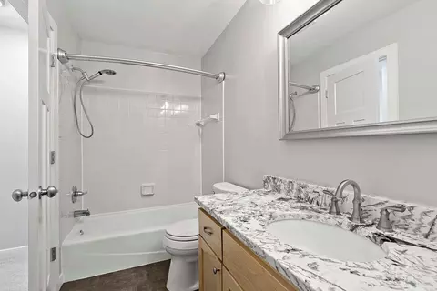 Bath - 4693 Ridge Cliff Dr, Eagan, MN 55122 photo 3 of 5