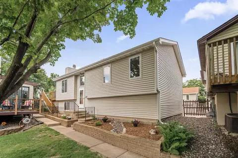3547 Pilgrim Ln N, Plymouth, MN 55441