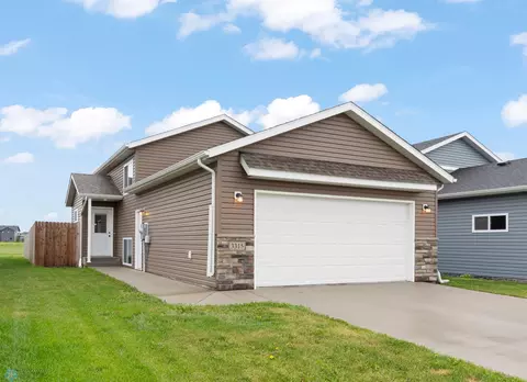 3315 Maple Leaf Loop S, Fargo, ND 58104