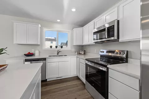 Kitchen - 1775 4th St NE, Byron, MN 55920 photo 6 of 9