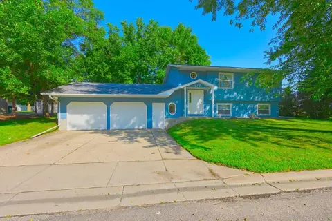 412 Westgate Dr, Winsted, MN 55395