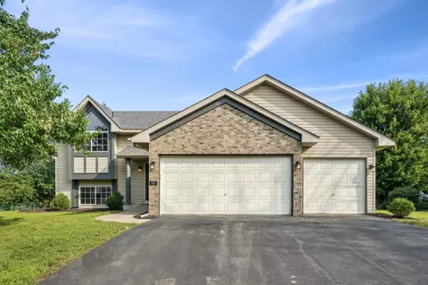 909 Heritage Trl, Jordan, MN 55352