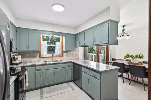 Kitchen - 6080 Bartlett Blvd, Mound, MN 55364 photo 3 of 3