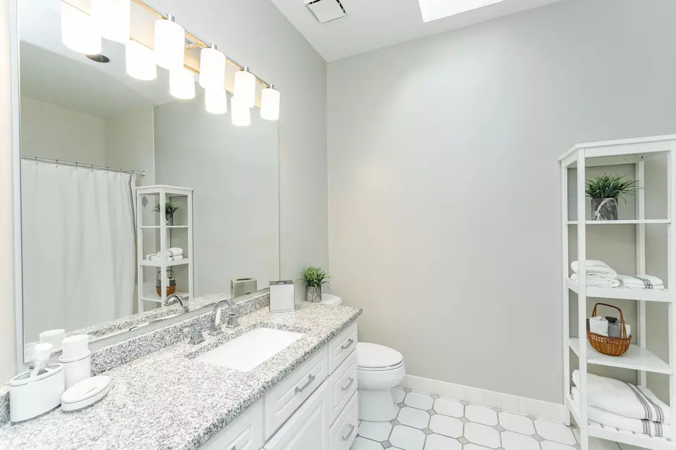 Bath - 3324 Fox Hollow Ln SW, Rochester, MN 55902 photo 5 of 7