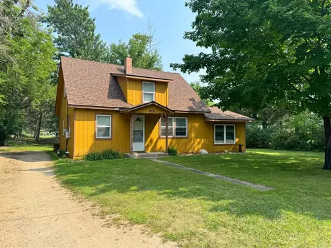 Exterior - 803 Pine St, Park Rapids, MN 56470 photo 2 of 4