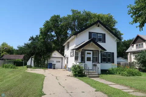 209 11th St N, Moorhead, MN 56560