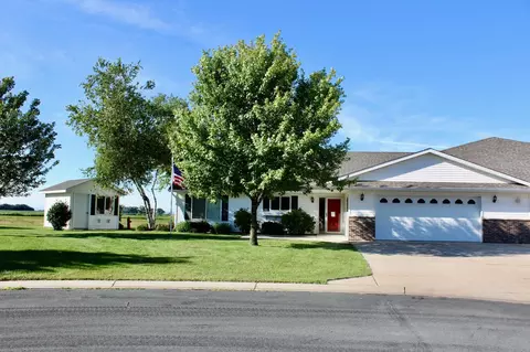 315 5th Cir SW, Blooming Prairie, MN 55917