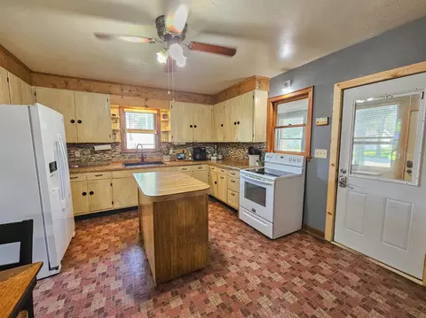 Kitchen - 1250 Oak St, Wabasso, MN 56293 photo 1 of 2