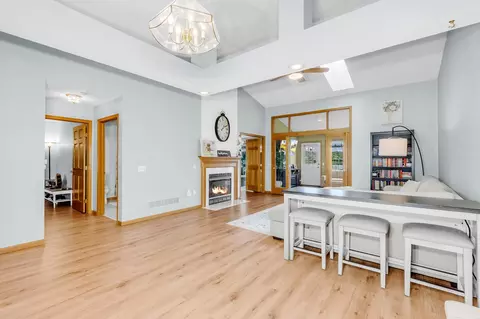 697 Markgrafs Lake Dr, Woodbury, MN 55129