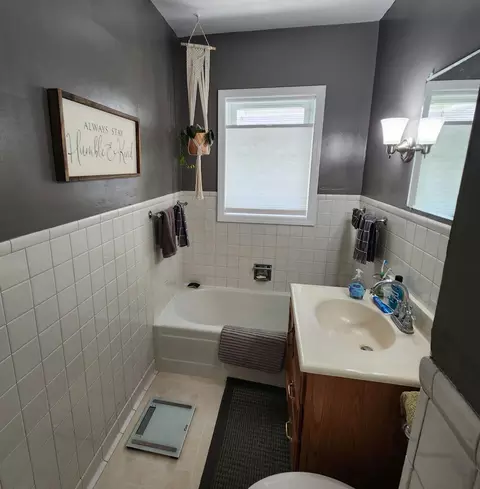 Bath - 302 Trott Ave SE, Willmar, MN 56201 photo 1 of 2