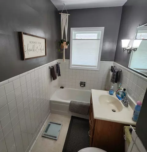 Bath - 302 Trott Ave SE, Willmar, MN 56201 photo 2 of 2