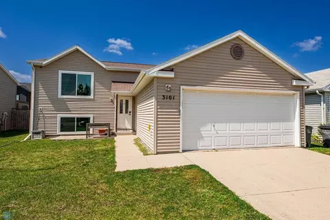 3101 32nd St S, Moorhead, MN 56560