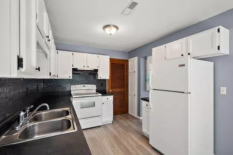 Kitchen - 4625 Penkwe Way, Eagan, MN 55122 photo 2 of 3
