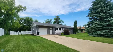 880 Riverview Dr, Valley City, ND 58072