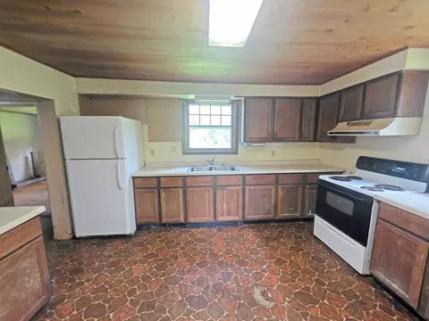 Kitchen - 5110 Wahlsten Rd, Embarrass, MN 55732 photo 2 of 2