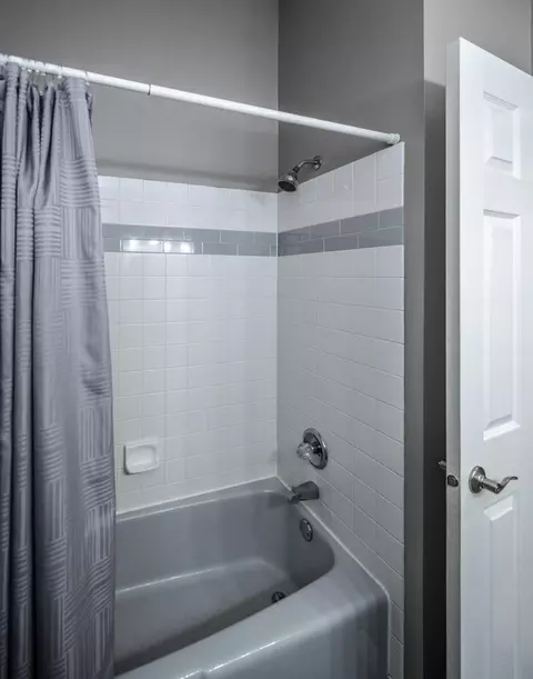 Bath - 917 Jefferson Ln, Eagan, MN 55123 photo 3 of 4