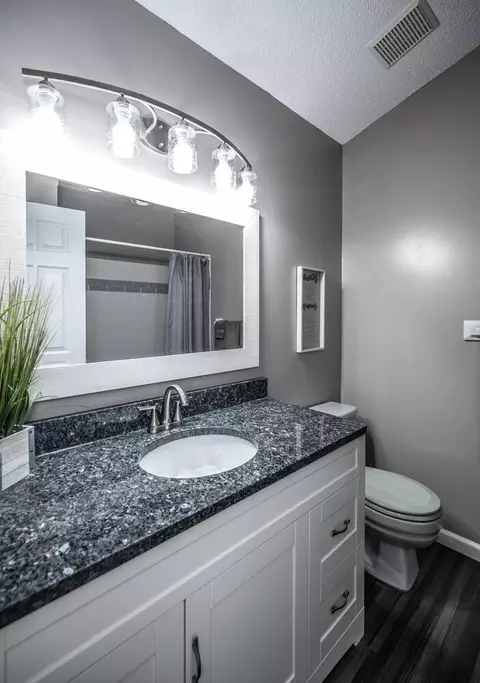 Bath - 917 Jefferson Ln, Eagan, MN 55123 photo 2 of 4