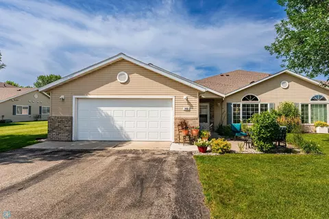 352 30th St N, Moorhead, MN 56560