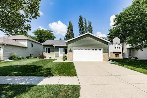1525 29th Ave S, Fargo, ND 58103