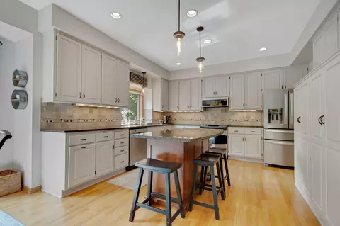 1334 Berwick Ln, Mahtomedi, MN 55115