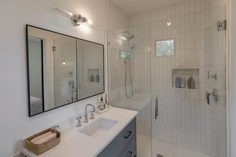Bath - 22277 E Lake Hubert Dr, Brainerd, MN 56401 photo 7 of 8