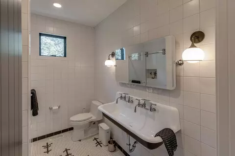 Bath - 22277 E Lake Hubert Dr, Brainerd, MN 56401 photo 4 of 8
