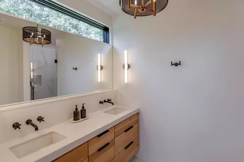 Bath - 22277 E Lake Hubert Dr, Brainerd, MN 56401 photo 2 of 8