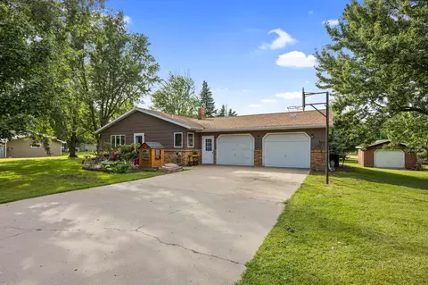 1102 Eckert St NW, Alexandria, MN 56308