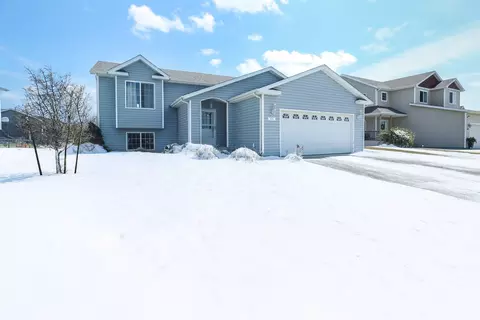 4507 Newport Ln, West Fargo, ND 58078