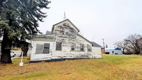 Exterior - 1003 Central Ave, Walhalla, ND 58282 photo 3 of 4