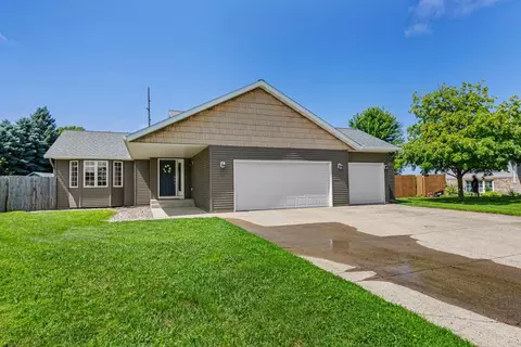27 La Mar Ct, North Mankato, MN 56003