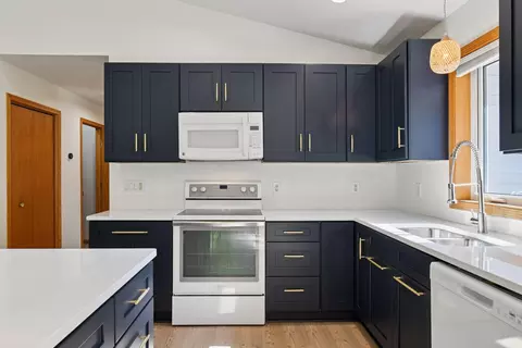 Kitchen - 4909 Hanover Rd, Mound, MN 55364 photo 7 of 8