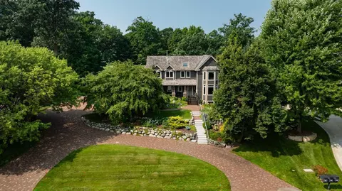 2890 Autumn Woods Dr, Chaska, MN 55318